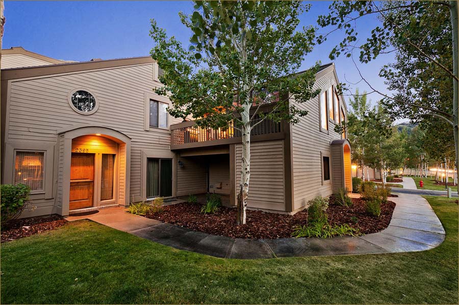Beautifully appointed and well maintained Lower Deer Valley townhome with accommodations for 11 guests.