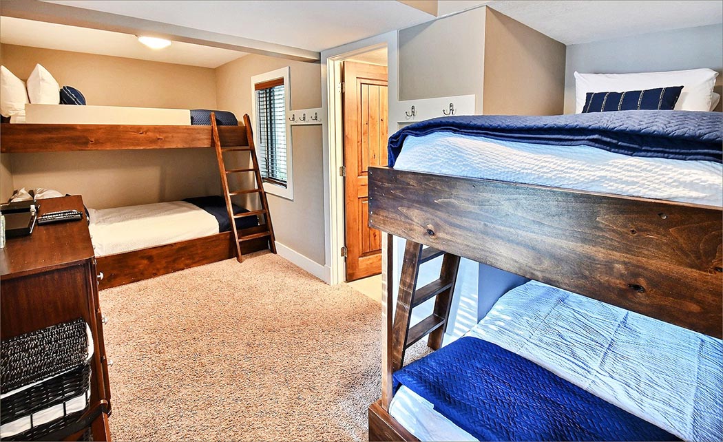 The 3rd guestroom includes 2 queen bunks plus three twin bunks plus HDTV w/Wii Gaming System