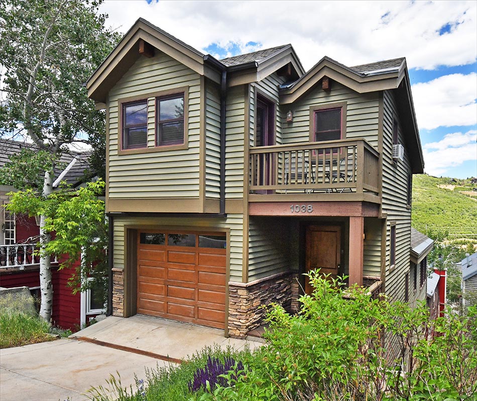 Walk to all from this large 3 bedroom luxury home in Downtown Park City Old Town within walking distance of restaurants, theater, clubs, Town Lift and the Park City Mountain Resort.