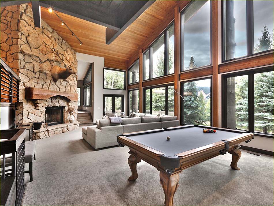 Huge great room with forest & mountain views and Pool Table