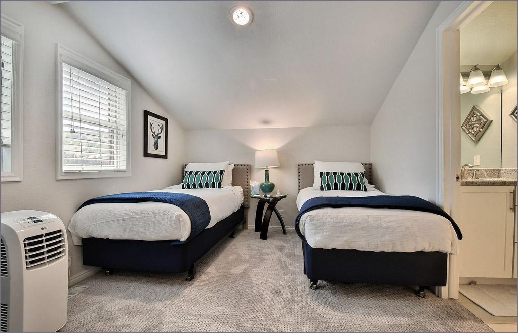 The 3rd guestroom includes 2 twin beds plus HDTV and ensuite bathroom