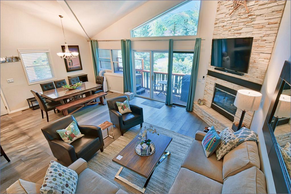 Simple comfort, beautifully maintained.  Park City holiday rental sleeps 9 (8 adults max).