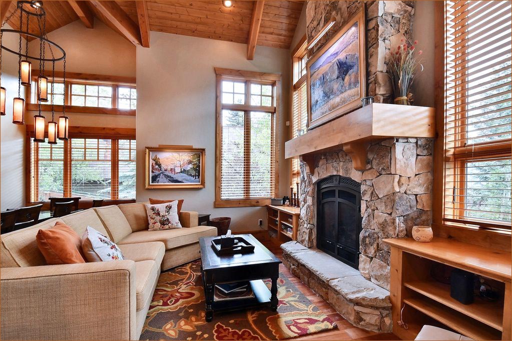 Park City luxury home warm and welcome to families and groups of 8 - 10.