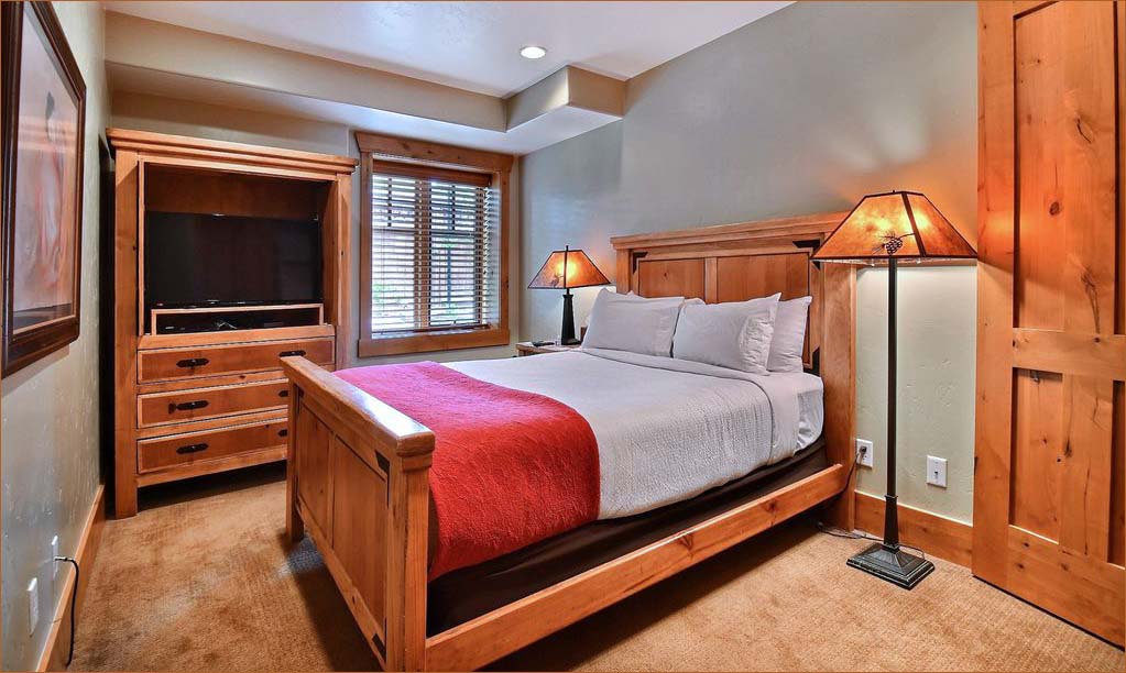 Warm, queen sized guestroom adjacent to the family room