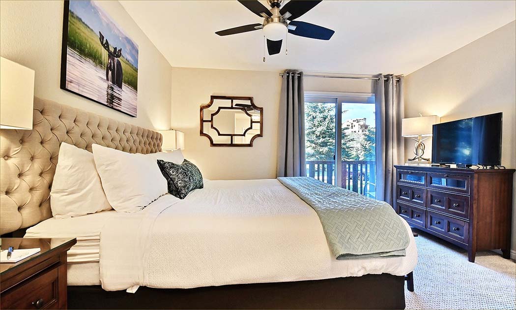 Master bedroom with large flat screen TV, personal access to the deck and kingsized bed.